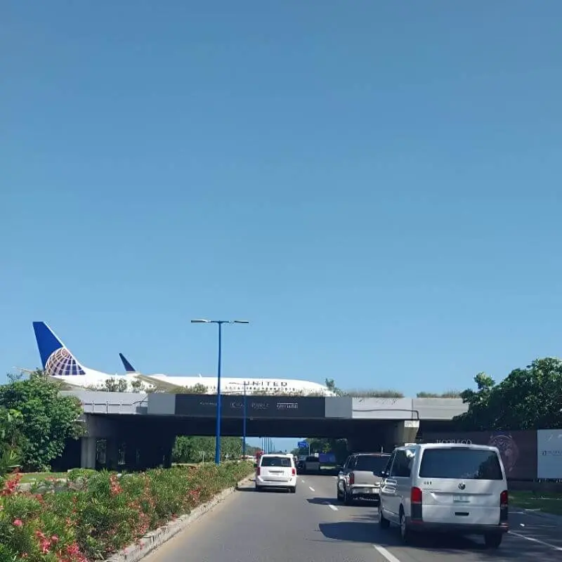 Traslados privados desde el Aeropuerto de Cancún a cualquier destino en la Riviera Maya.