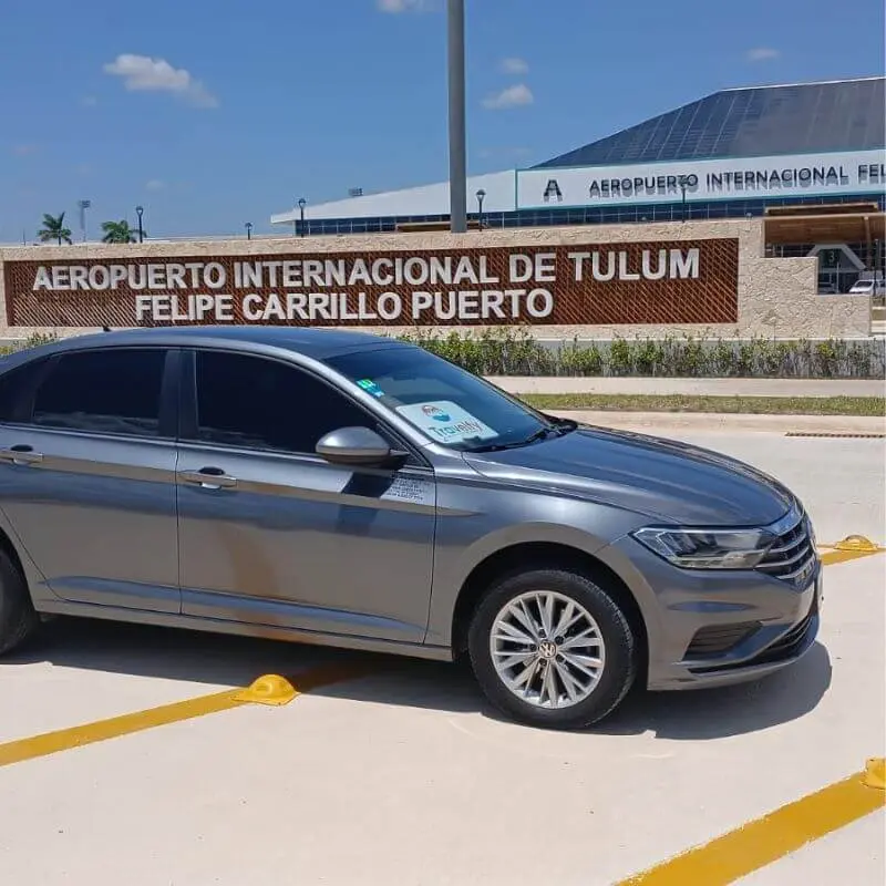 Entrada principal del Aeropuerto Internacional de Tulum, ideal para traslados privados con Travelfy