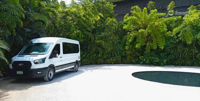 Vehículo de traslado privado al Hotel Riu Latino en Costa Mujeres